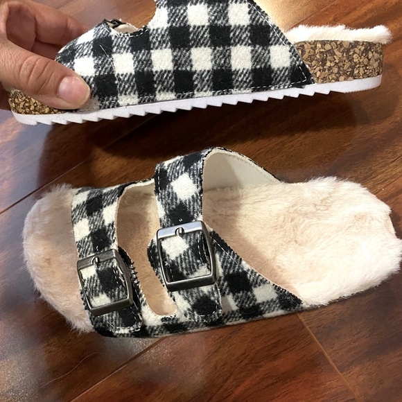 Olivia Miller Black and White Plaid Girls Slippers Sandals size 1 New in Box - Picture 8 of 11